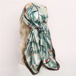 Le foulard cheveux femme AURORE vert avec ses motifs Nature de chez Foulard Frenchy