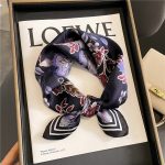 Notre modèle JAYDEN est un foulard femme ou homme de couleur Violet, à motifs, fabriqué en soie 100% naturelle, et qui se porte en tour de cou mais aussi noué sur les cheveux comme accessoire de Mode. Un choix Foulard Frenchy :-)
