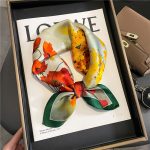 Le foulard carré de soie 100% naturelle MAXINE, pour femme, à nouer en tour de cou ou dans les cheveux, de chez Foulard Frenchy