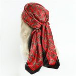Le foulard cheveux femme BEATRICE rouge flamboyant avec motifs géométriques chez Foulard Frenchy
