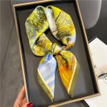 Foulard en soie pour femme modèle YSEE pour cou & cheveux, couleur jaune bleu, motifs dessins, possible utilisation comme foulard chimio, sélectionné par la boutique spécialisée FOULARD FRENCHY.