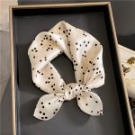Sobre, chic, élégant, intemporel foulard carré de soie pour femme ou homme modèle JOYCE, blanc crème à pois noir, pour tour de cou ou cheveux, de chez Foulard frenchy :-)
