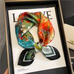 Le foulard carré de soie 100%naturelle SOLINE, multicolore à motifs de parie fleurie, pour femme, de chez foulard Frenchy