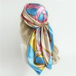 Le foulard cheveux femme MORGANE bleu clair avec dessins roses de ceintures et plumes chez Foulard Frenchy