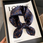 Chic, élégant et fantaisie : le foulard carré de soie ISAIAH, couleur Bleu Marine à pois Orange, pour femme comme pour homme, dimensions 50 cm, à porter en tour de cou ou noué sur les cheveux, chez Foulard Frenchy :-)