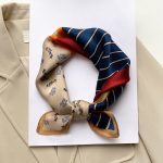 Très élégant et chic foulard EZRA, carré de soie 100% naturelle, beige à motifs avec bleu Marine à rayures et liseré rouge uni, à porter en tour de cou ou à nouer dans les cheveux. Pour femme et homme, de chez Foulard Frenchy