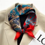 Le sublime foulard carré de soie ATHENAIS de chez Foulard Frenchy, pour femme et homme, turquoise à motifs orange et rouge, de chez Foulard Frenchy :-)