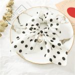 Chouchou Foulard Court pour cheveux, Blanc à Pois Noir, de chez foulard frenchy