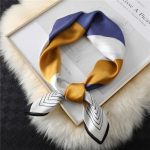 Le très chic et élégant foulard cheveux femme et homme RENATE, carré, satin, de couleur bronze bleu et blanc crème, pour usage mode ou chimio, de chez foulard frenchy