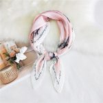 Le foulard cheveux pour femme ZELIE, rose clair et blanc à motifs, plissé, de chez foulard frenchy