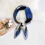 Le foulard cheveux femme homme MAUD, plissé, couleur bleu noir blanc crème et gris, forme carré, à porter comme tour de cou ou sur la tête pour chimiothérapie, de chez foulard frenchy