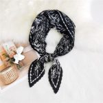 Foulard plissé noir style bohème, carré, pour homme ou femme, à porter en tour de cou ou sur les cheveux, par Foulard Frenchy
