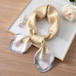 Le chic et élégant REJANE, modèle foulard cheveux homme ou femme, doré à carreaux, carré, de chez foulard frenchy