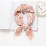 Le foulard cheveux femme ZELENA, rose clair à rayures blanches, plissé, de chez foulard frenchy