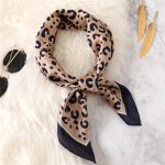 Le foulard femme carré style léopard, pour tour de cou ou cheveux, de chez foulard frenchy