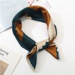 Le foulard carré pour femme ou homme, à porter autour du cou, marron vert et blanc crème, de chez foulard frenchy